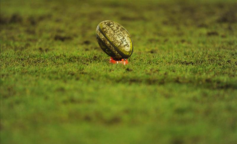 palla rugby fango