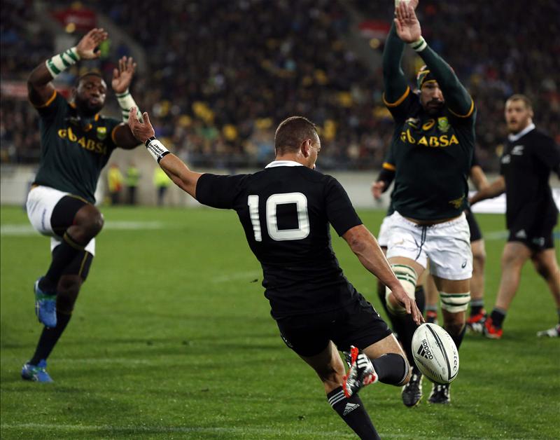 Aaron Cruden All Blacks Sudafrica (ph. Anthony Phelps/Action Images)