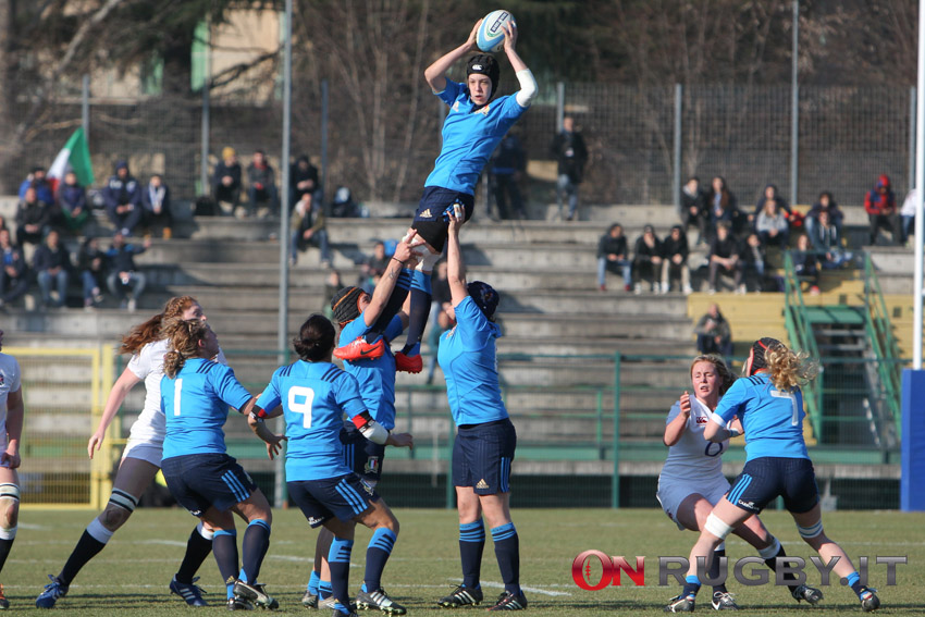 L'Aquila – Andrea Di Giandomenico, responsabile tecnico della Nazionale Italiana Femminile, ha ufficializzato la formazione che domenica 12 febbraio allo Stadio “Fattori” de L'Aquila affronterà l'Irlanda nel secondo match valido per il Women Six Nation. La partita sarà trasmessa in diretta su Eurosport 2 alle 14. CLICCA QUI PER IL TICKETING DEL MATCH Due sono i cambi nello scacchiere dell'Italdonne rispetto all'esordio contro il Galles nella gara di Jesi: Maria Magatti partirà dal primo minuto con la maglia numero 11 con Sofia Stefan che viene spostata al centro e Paola Zangirolami in panchina. Questa la formazione che scenderà in campo: 15 Manuela FURLAN (Aylesford Bulls, 51 caps) 14 Michela SILLARI (Aylesford Bulls, 30 caps) 13 Mariagrazia CIOFFI Rugby Colorno, 43 caps) 12 Sofia STEFAN (Rennes, 28 caps) 11 Maria MAGATTI (ASR Monza, 15 caps) 10 Beatrice RIGONI (Valsugana Rugby, 17 caps) 9 Sara BARATTIN (Villorba Rugby, 68 caps) - capitano 8 Elisa GIORDANO (Valsugana Rugby, 17 caps) 7 Isabellla LOCATELLI (ASR Monza, 7 caps) 6 Lucia CAMMARANO (ASR Monza, 14 caps) 5 Alice TREVISAN (Riviera del Brenta, 35 caps) 4 Flavia SEVERIN (Benetton Treviso, 48 caps) 3 Lucia GAI (Valsugana Rugby, 43 caps) 2 Melissa BETTONI (Rennes, 31 caps) 1 Elisa CUCCHIELLA (Belve Neroverdi, 58 caps) a disposizione 16 Marta FERRARI (Rennes, 14 caps) 17 Gaia GIACOMOLI (Rugby Colorno, 3 caps) 18 Michela ESTE (Benetton Treviso, 49 caps) 19 Elisa PILLOTTI (Rugby Parabiago, 6 caps) 20 Ilaria ARRIGHETTI (Rennes, 21 caps) 21 Claudia SALVADEGO (Stade Francais, esordiente) 22 Silvia FOLLI (Valsugana Rugby, 1 cap) 23 Paola ZANGIROLAMI (Valsugana Rugby, 68 caps)