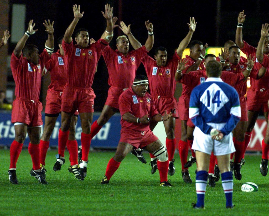 I giocatori di Tonga finiscono la Ikale Tahi prima del match con l'Italia nel 1999 - AFP