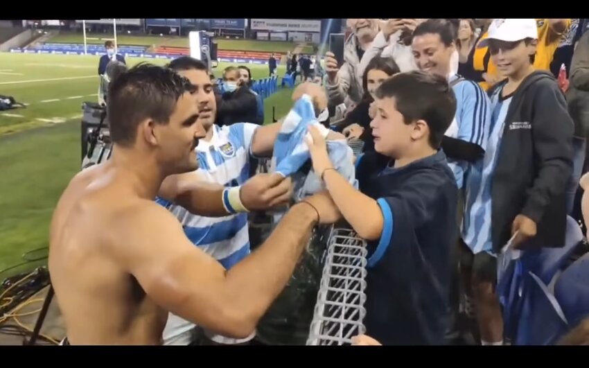 Pablo Matera mentre regala la sua maglietta a un giovane tifoso
