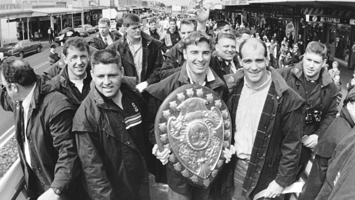 Waikato 1993: Warren Gatland, dietro di lui Ian Foster, Matthew Cooper con il Ranfurly Shield e John Mitchell 