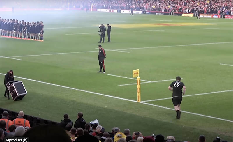 Un invasore di campo si unisce agli All Blacks durante l’inno — Bozza