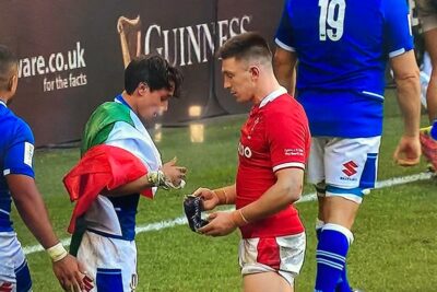 Ange Capuozzo e Josh Adams con la medaglia del man of the match