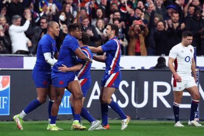 ei Nazioni 2022 Francia-Inghilterra Gael Fickou abbracciato dai compagni