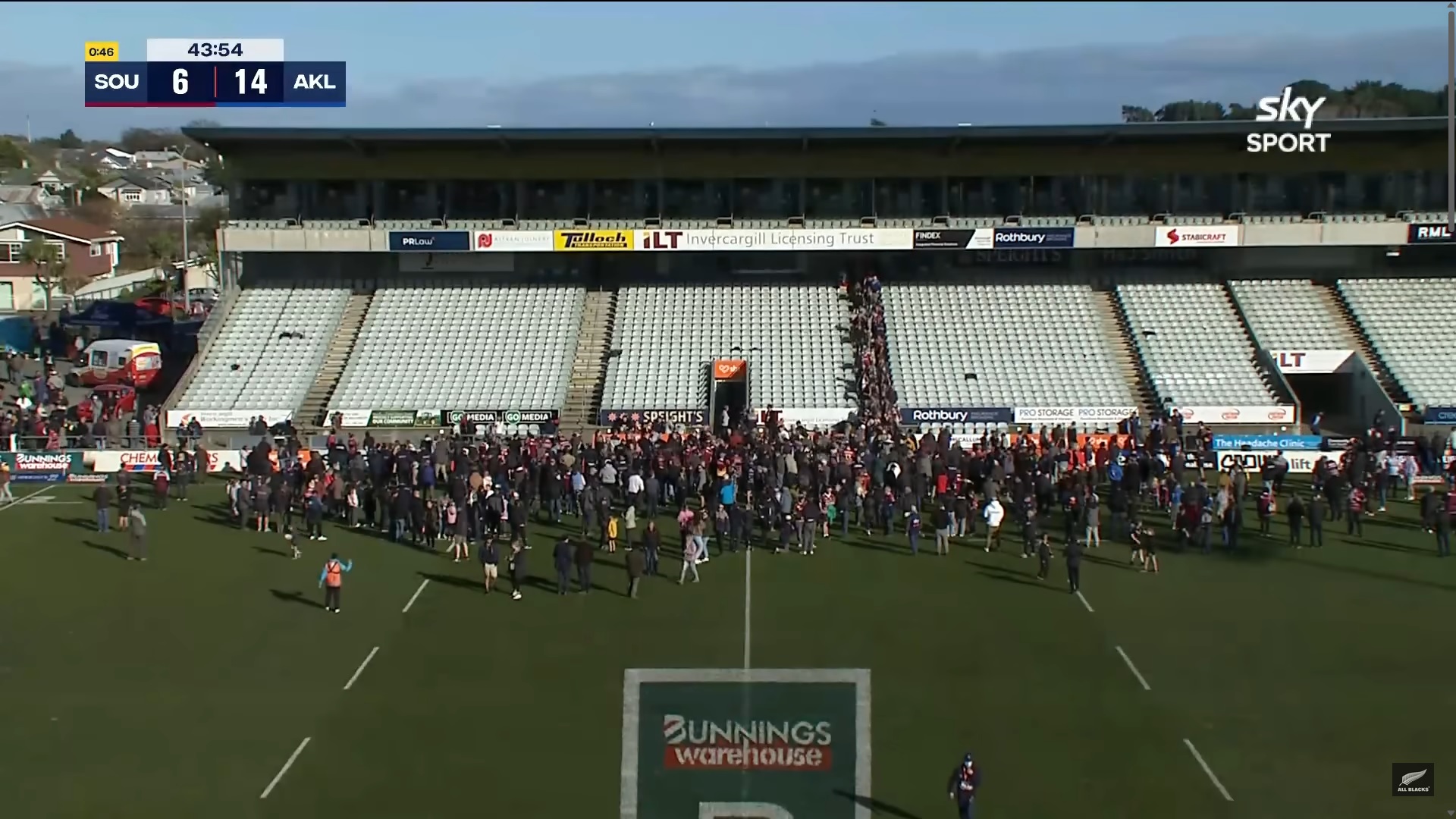 Quando a fare invasione di campo è tutto lo stadio...per un tostapane