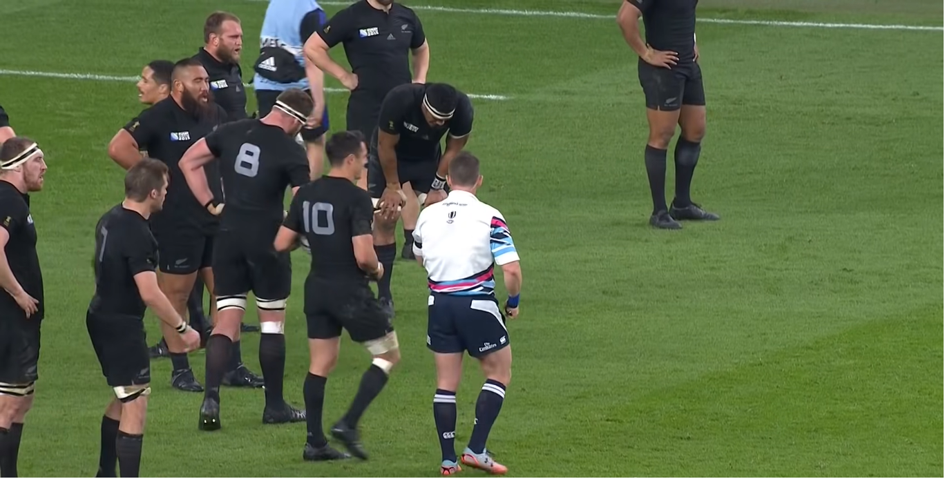 Il regalo speciale di Dan Carter a... Nigel Owens
