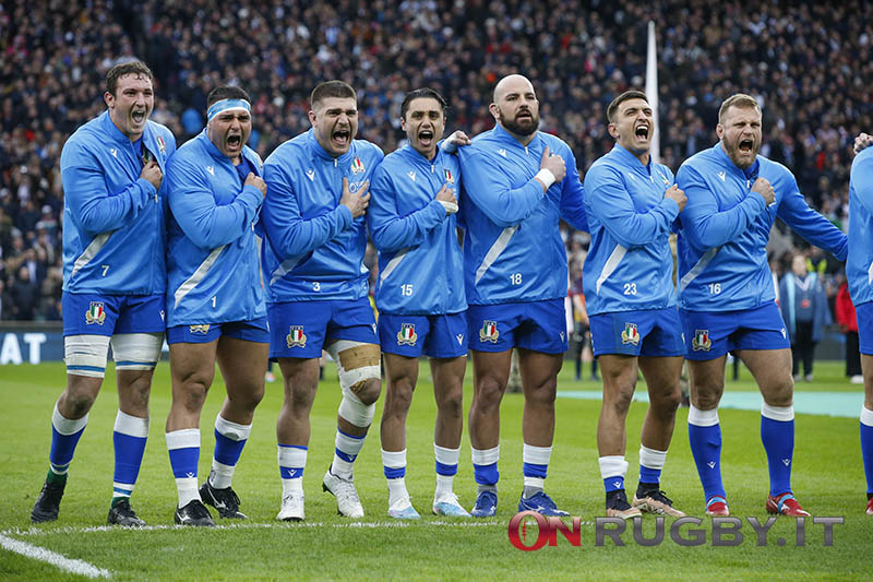 la Nazionale italiana rugby durante l'esecuzione dell'inno