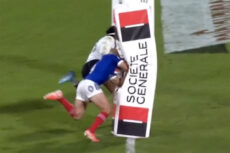 Video: Maxime Lucu “testa” i pali di meta in Francia-Fiji item-thumbnail