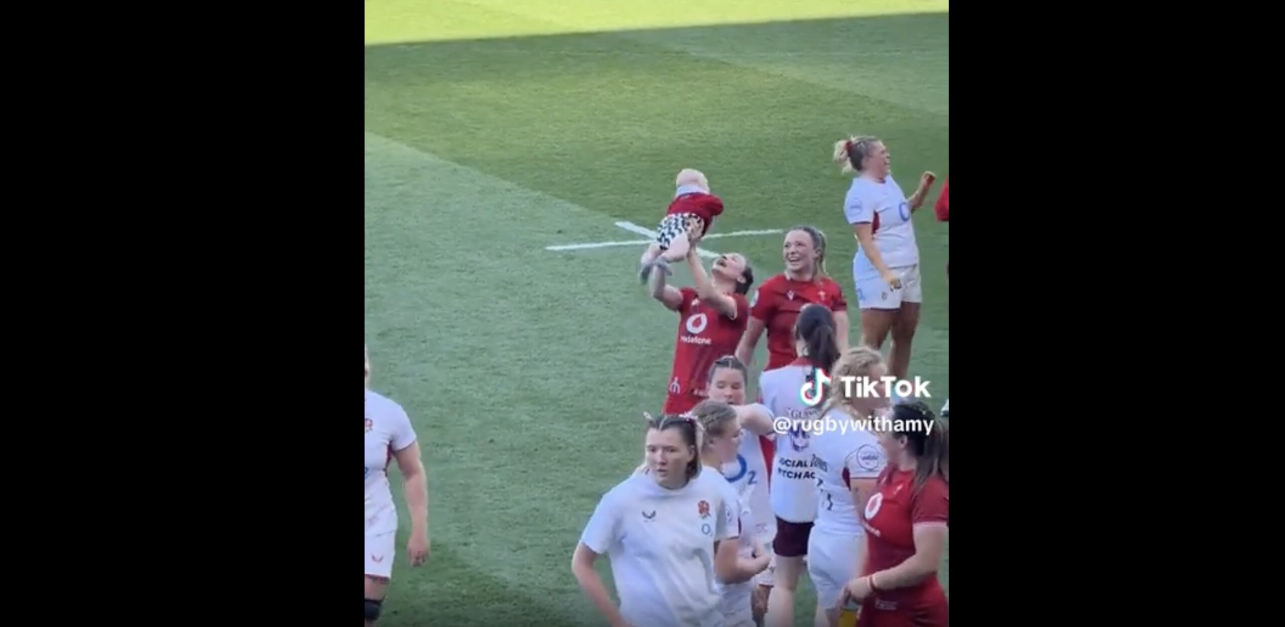 Il piccolo Ralphie debutta simbolicamente in campo a 158 giorni con le sue mamme: guarda il video che sta facendo il giro dei social.