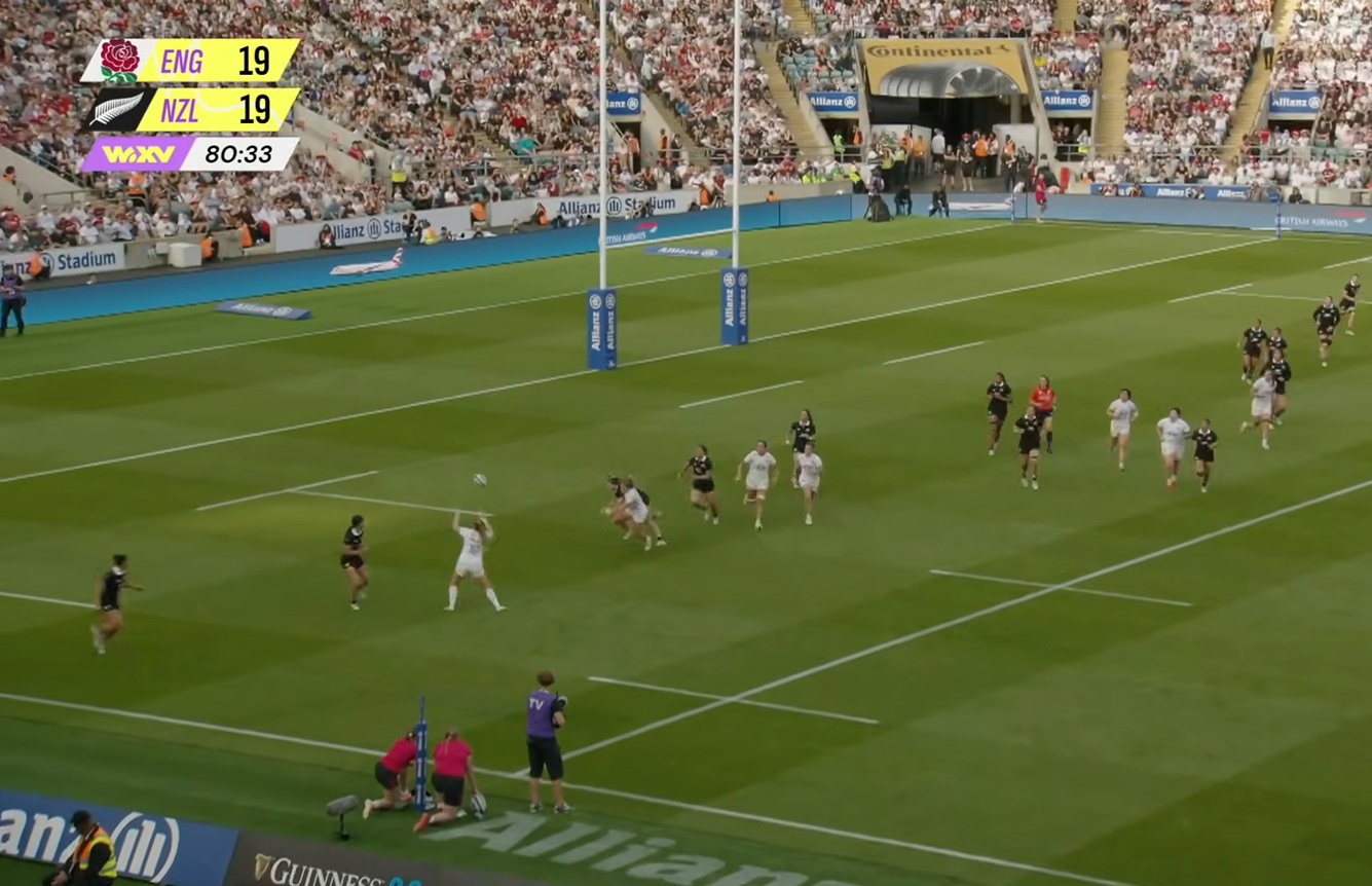 Video: follia a Twickenham! La Nuova Zelanda non calcia, riparte dai 22 e prende l'intercetto con cui perde la partita