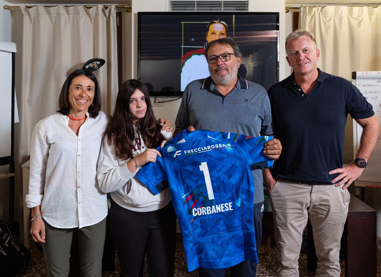 Il presidente Andrea Duodo dona una maglia alla famiglia di Adelina Corbanese